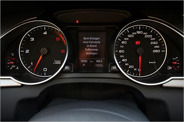 Praktisch: Das Multifunktionsdisplay zwischen den Tachoninstrumenten