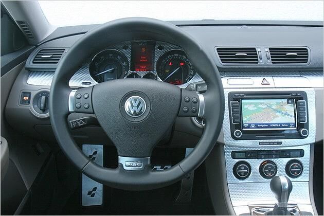 Viel Alu verleiht dem Innenraum eine sportliche Note