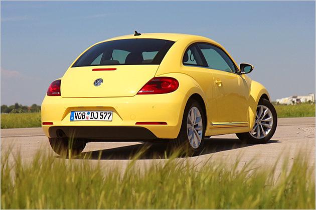Die breite C-Säule und kleine hintere Seitenscheiben machen den Beetle beim Abbiegen etwas unübersichtlich
