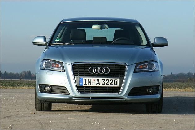 Zwei Sicken führen von der Motorhaube in die Frontpartie