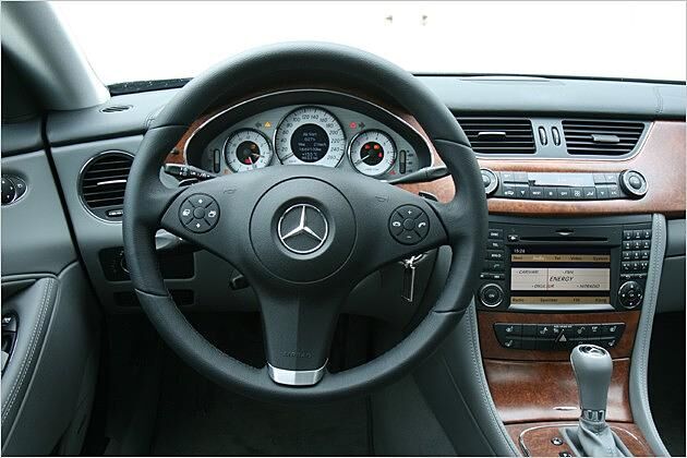 Das sportliche Lenkrad passt optisch nicht ganz in den CLS