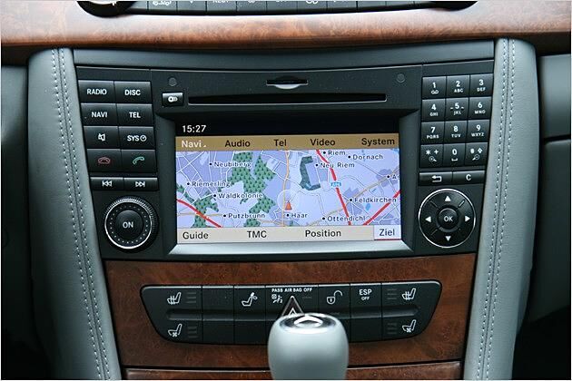 Dieses System vereint Musikanlage, Telefon und Navigation