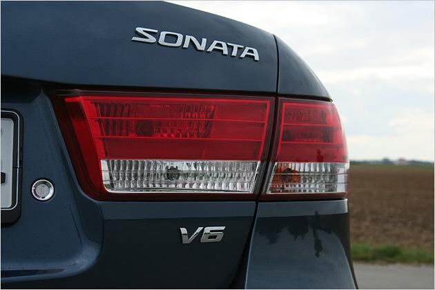 Die V6-Version ist das Topmodell der Mittelklasse-Limousine