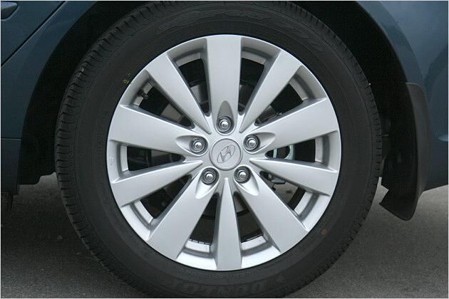 Die 17-Zoll-Leichtmetallfelgen sind in der Ausstattungslinie Premium serienmäßig