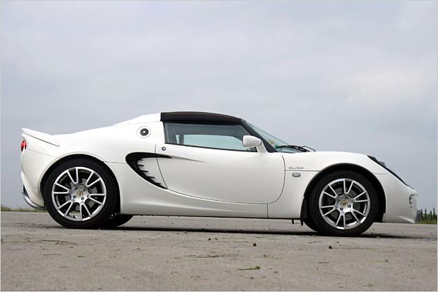 Ungleiche Größen: Vorne rollt die Elise auf 16-Zoll-Felgen, hinten sind 17-Zöller montiert