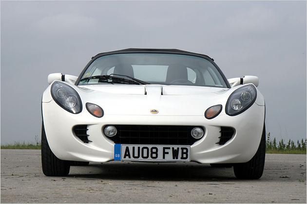 Scharf, aber nicht übertrieben aggressiv: Die Elise-Front mit den typischen Insektenaugen