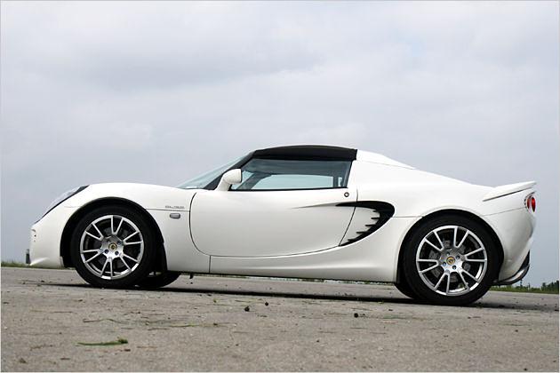 Mit einer Höhe von knapp 1,12 Meter ist die Elise eines der flachsten Serienautos der Welt