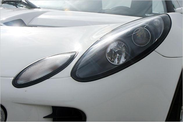 Xenon-Scheinwerfer sind für die Elise nicht lieferbar - die Lichtausbeute ist trotzdem gut