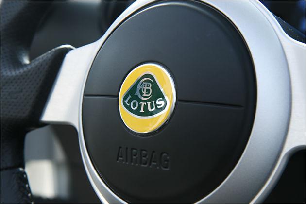Fahrer- und Beifahrerairbag gehören inzwischen auch in der Elise zur Grundausstattung