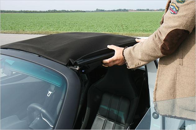 Erst die Arbeit: Die Öffnung-Prozedur beginnt mit dem Lösen einer der beiden Längsholme