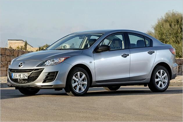Alternativ zur Schrägheckversion wird es den Mazda 3 auch in einer Stufenheckversion (im Bild) geben