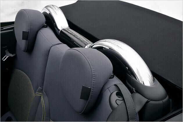 Keine Persenning: Das Soft-Top faltet sich flach hinter den Überrollbügel