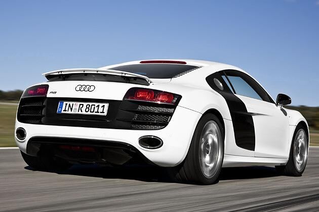 Am Heck des R8 5.2 FSI quattro wird hochglänzendes Schwarz eingesetzt