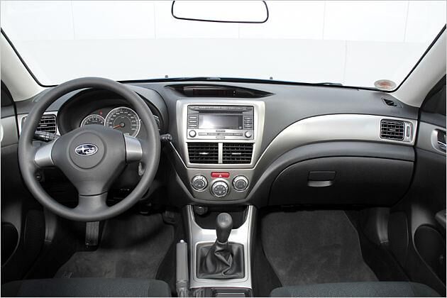 Viel Kunststoff, aber übersichtlich: Das Armaturenbrett des Impreza 1.5RF