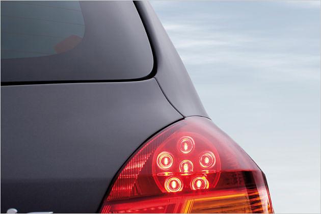Die Bremsleuchten warnen ab sofort mit LED-Technik