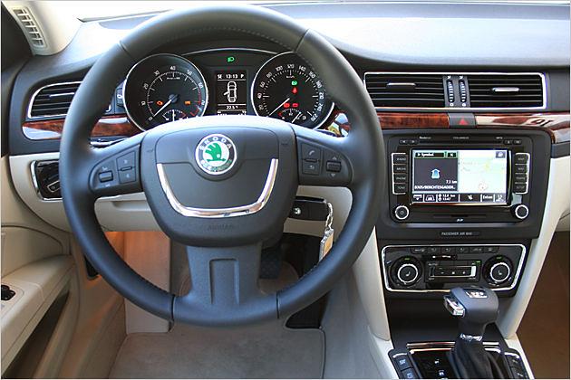 Der Superb 3.6 FSI V6 4x4 wird nur mit Sechsgang-DSG angeboten