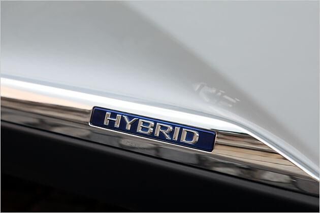 Spezielle Schriftzüge im unteren Bereich der Hintertüren weisen auf den Hybridantrieb hin