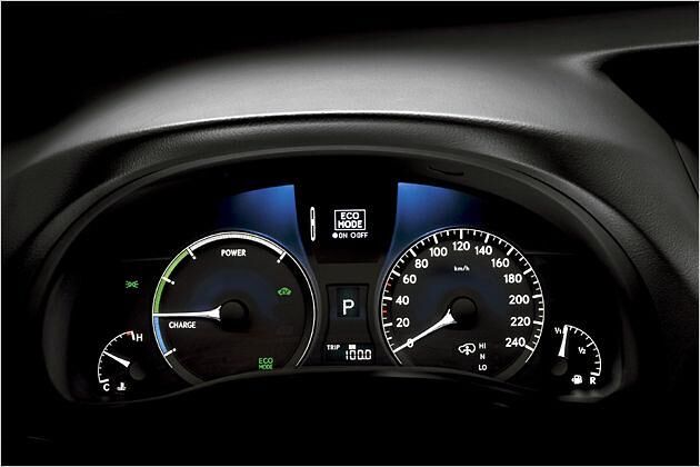 Schaltet man den Eco-Mode ein, fährt der RX 450h besonders sparsam
