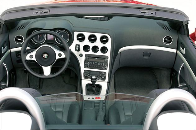 Wie einst bei BMW ist das Spider-Cockpit in Richtung Fahrer orientiert