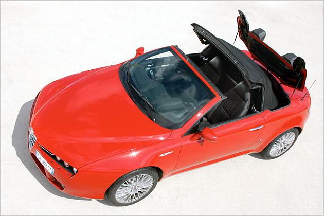 Serienmäßig wird der Alfa Spider 1.8 TBi mit elektrischem Verdeck geliefert