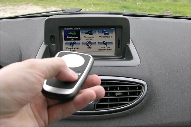Statt über einen Touchscreen wird der Lotse mittels einer Fernbedienung gesteuert