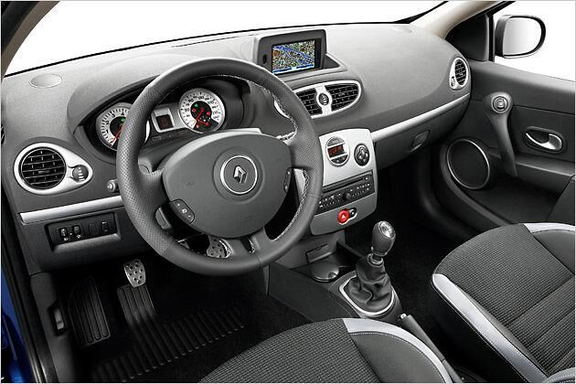 Im Cockpit kommen ein dickeres Lenkrad und weiß hinterlegte Instrumente zum Einsatz
