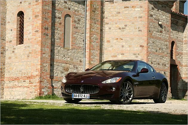 Die Bi-Xenon-Scheinwerfer sind beim GranTurismo S serienmäßig mit dabei