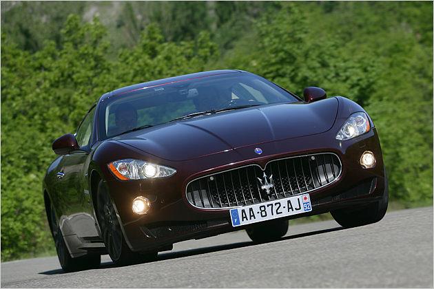 Auch das adaptive Kurvenlicht kommt serienmäßig in den GranTurismo S