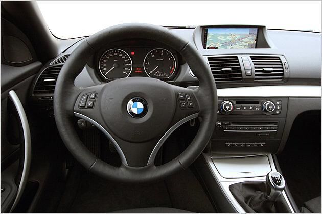 Innen typisch BMW: Die Mittelkonsole ist leicht zum Fahrer hingeneigt