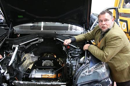 Technik: FH Landshut überholt BMW - Studenten bauen X5 Hybrid