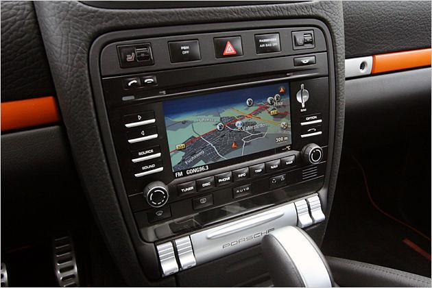 Sitzt relativ tief: Der Bildschirm des Navigations-Systems
