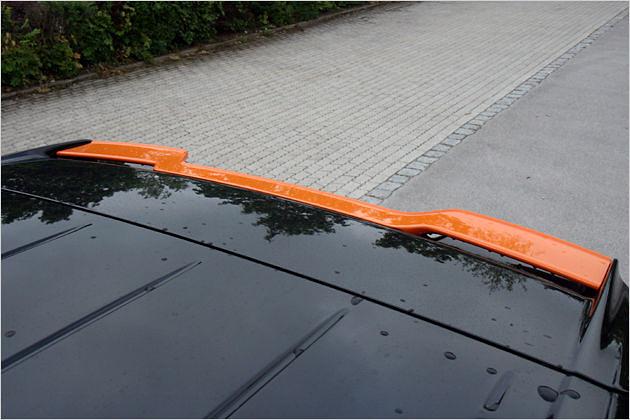 Ebenfalls was besonderes: Der verlängerte Dachspoiler mit orangefarbenem Einsatz