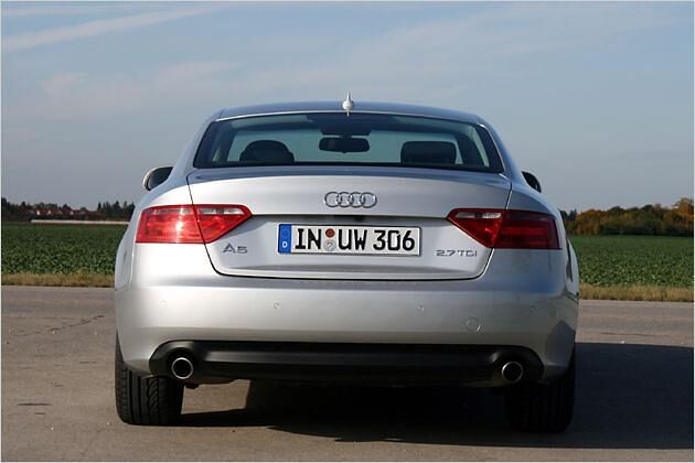 Zwei Auspuffendrohre zieren das Heck der 2.7-TDI-Variante