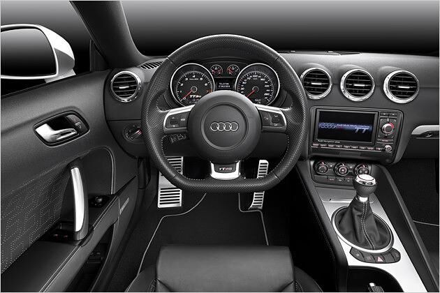 Elegant: Alu und Leder bestimmen den Innenraum