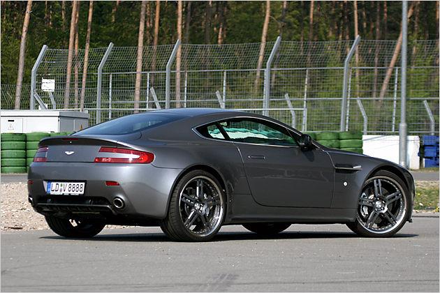 Die spitz zulaufenden Seitenscheiben verleihen dem V8 Vantage eine flotte Optik