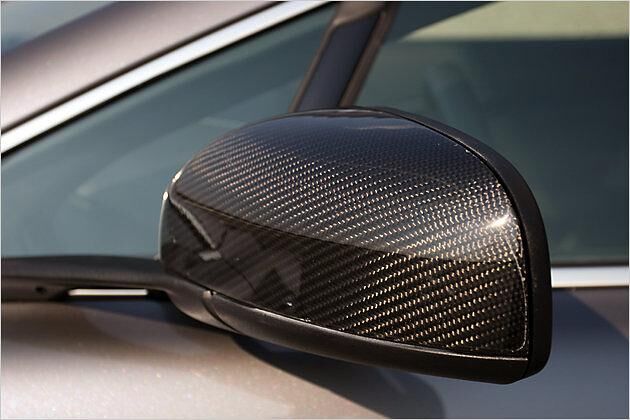 Die Spiegelklappen des von Cargraphic getunten V8 Vantage sind aus Karbon