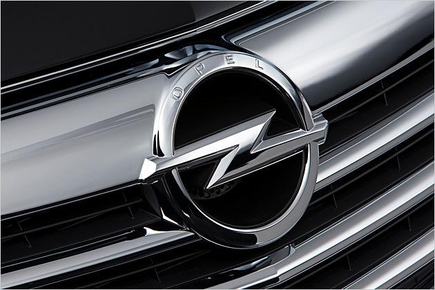 Als erstes Opel-Modell der Neuzeit trägt der Insignia den Firmennamen im Blitz-Emblem