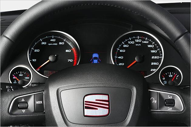 Drehzahlmesser und Tachometer sind in Röhren eingebettet
