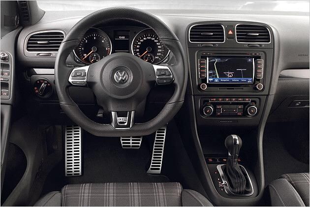 Der Innenraum ist fast identisch mit dem Cockpit des GTI (Bild: DSG-Version)