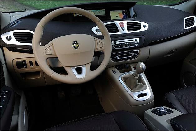 Cockpit mit mittigen Anzeigen