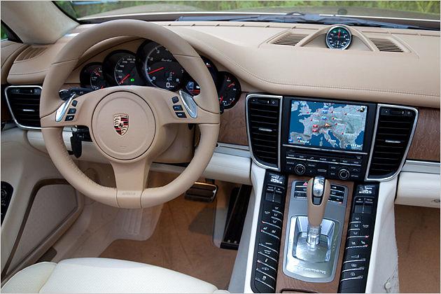 Der Race Timer auf der Mitte des Armaturenbretts ist ein Hinweis auf das 1.892 Euro teure "Sport Chrono Paket Turbo", mit welchem auch die Launch Control in den Panamera kommt