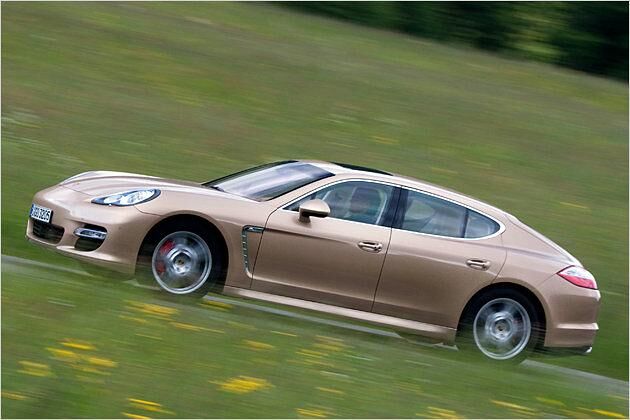 Porsches erste viertürige Serien-Limousine bringt es in der Turbo-Version auf eine Höchstgeschwindigkeit von 303 km/h