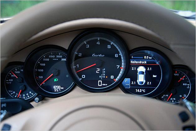 Im zweiten Tubus von rechts steckt ein 4,8-Zoll-TFT-Display, welches verschiedene Fahrzeugwerte und den Navi-Bildschirm anzeigen kann