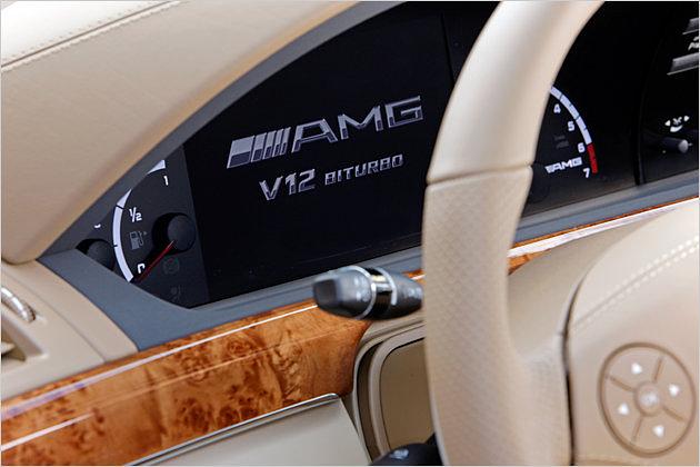 "AMG V12 Biturbo" - mit diesem verheißungsvollen Hinweis wird der stolze Fahrer begrüßt