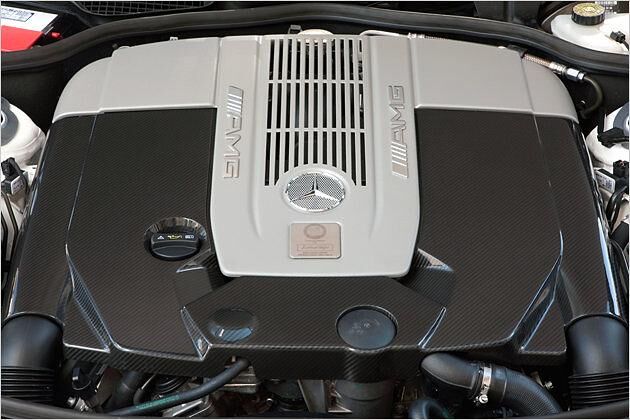 Status-Aggregat: Der V12-Biturbo hält in jeder Situation immense Reserven bereit