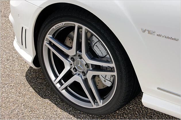 "V12 Biturbo", der Schriftzug weist auf den Zwölfzylinder-Motor mit 1.000 Newtonmeter Drehmoment hin