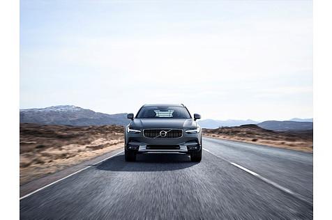 Volvo V90 Cross Country steht dank einer breiteren Spur stämmig da