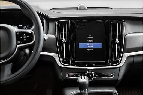 Der 9,2 Zoll große Touchscreen hilft bei der Bedienung