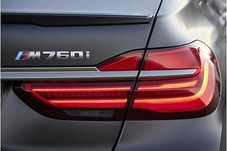 BMW M 760 Li xDrive - Überholmanöver