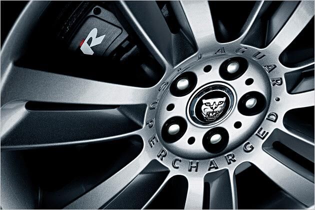 Den XFR erkennt man auch an Details wie dem Supercharged-Schriftzug auf den serienmäßigen 20-Zoll-Felgen